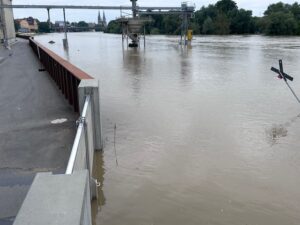 Hochwasser führender Fluss neben einer Hochwasserschutzwand am Ufer in Regensburg