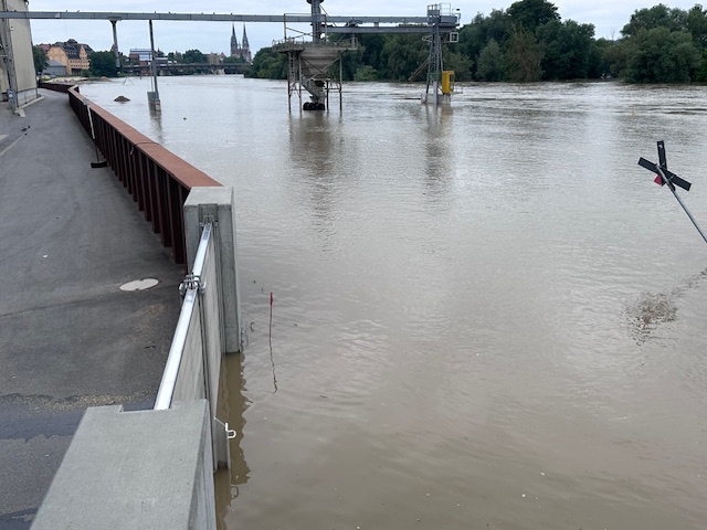 Hochwasser führender Fluss neben einer Hochwasserschutzwand am Ufer in Regensburg