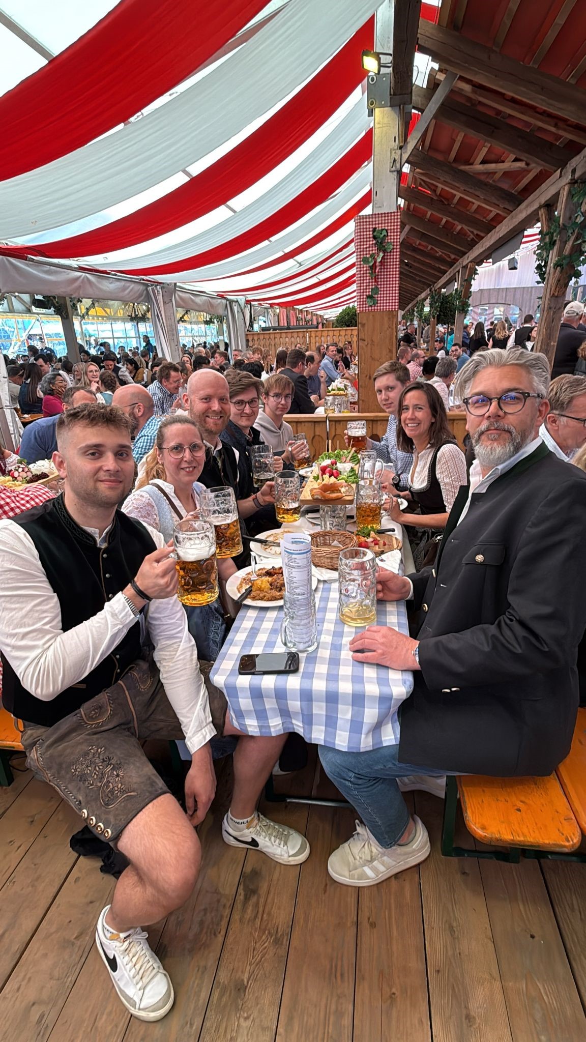Gruppe in Tracht an einem Biertisch im Festzelt der Regensburger Maidult