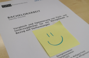 Titelblatt einer Bachelorarbeit der OTH Regensburg mit einem Haftzettel mit Smiley