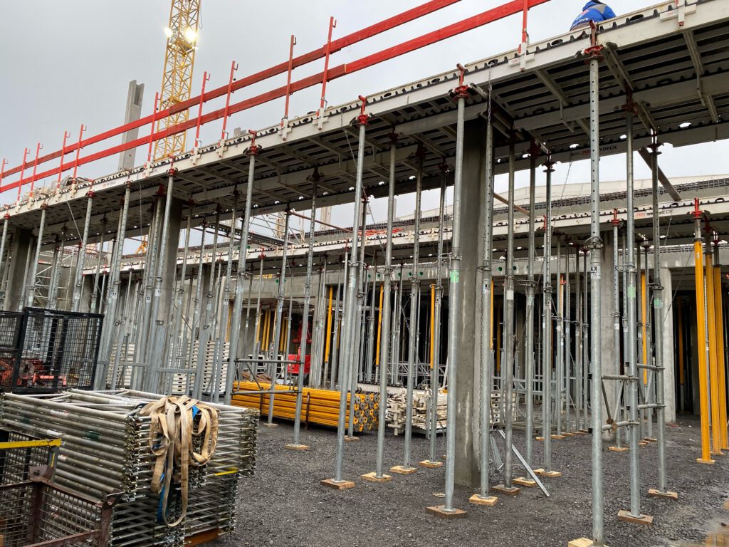 Deckenschalung mit Stahlstützen unter einer Betondecke, Lagerhalle in Öhringen