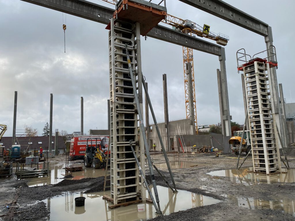 Stützenschalung und Betonstützen mit Trägern auf der Baustelle der Lagerhalle in Öhringen