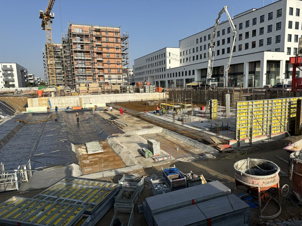 Baustelle mit Schalung, Betonpumpe und Gebäuden im Rohbau, Candis II in Regensburg