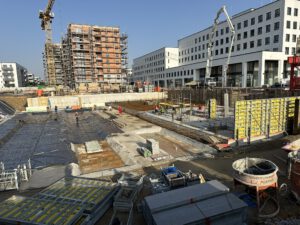 Baustelle mit Schalung, Betonpumpe und Gebäuden im Rohbau, Candis II in Regensburg