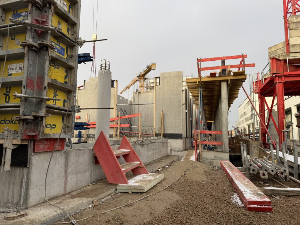 Betonwände und Stützen im Rohbau mit Wandschalung und Kran, Candis II in Regensburg
