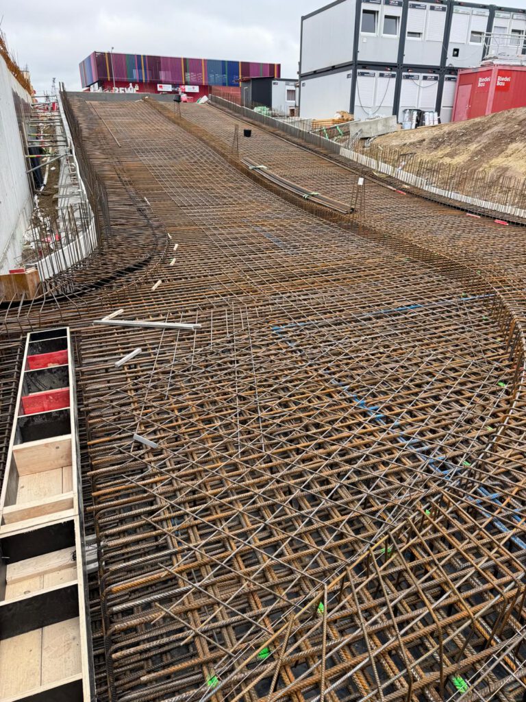 Dichte Bewehrung einer geneigten Bodenplatte bzw. Rampe auf der Baustelle Candis II in Regensburg