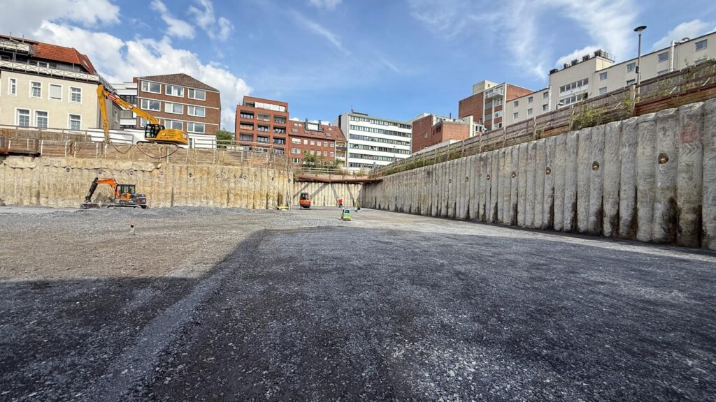 Weite Sohle der Baugrube mit Bohrpfahlwänden rechts und links