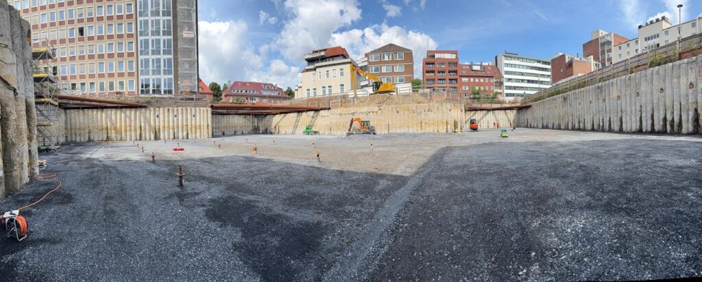 Panorama der Baugrube von der Sohle aus mit umlaufender Pfahlwand