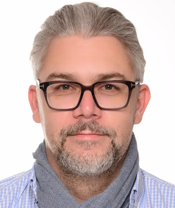 Porträt von Hubert Wartner, Geschäftsführender Gesellschafter, mit Brille und Bart vor weißem Hintergrund