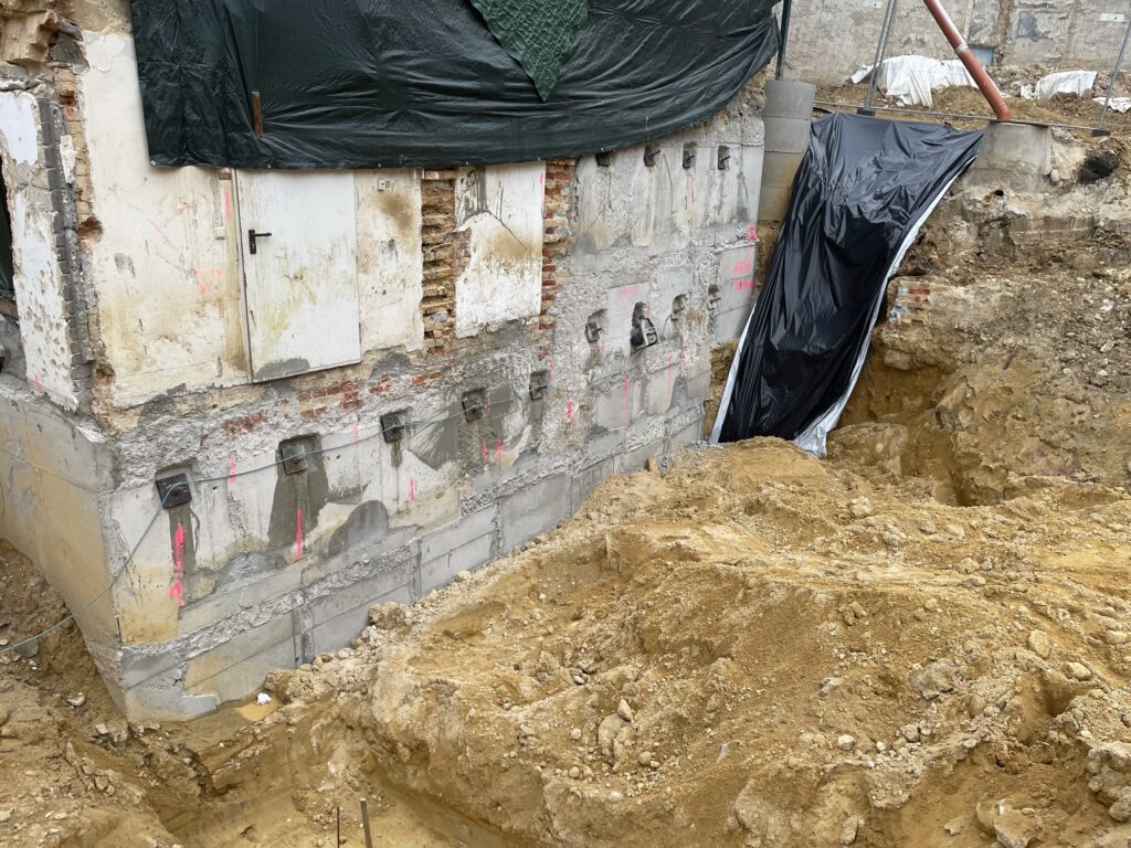 Freigelegte Bestandswand am Rand der Baugrube in Amberg